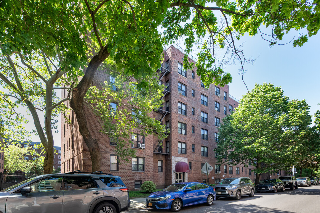 105-07 66th Rd in Forest Hills, NY - Building Photo