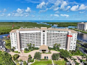 13105 Vanderbilt Dr in Naples, FL - Building Photo - Building Photo