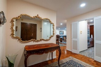 12 Bond St, Unit 4C in Great Neck Plaza, NY - Building Photo - Building Photo