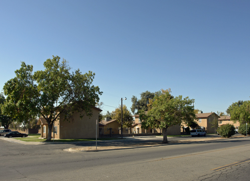 Yosemite Village in Fresno, CA - Foto de edificio