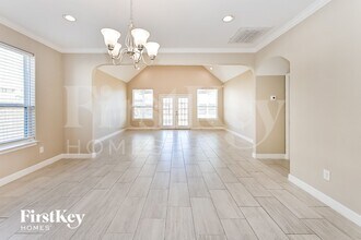 215 Brazos Dr in Baytown, TX - Foto de edificio - Building Photo