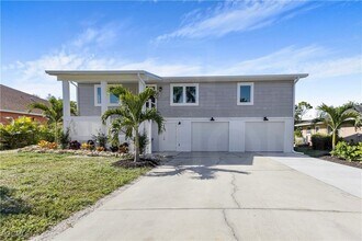 10697 Holly Rd in Bokeelia, FL - Foto de edificio - Building Photo