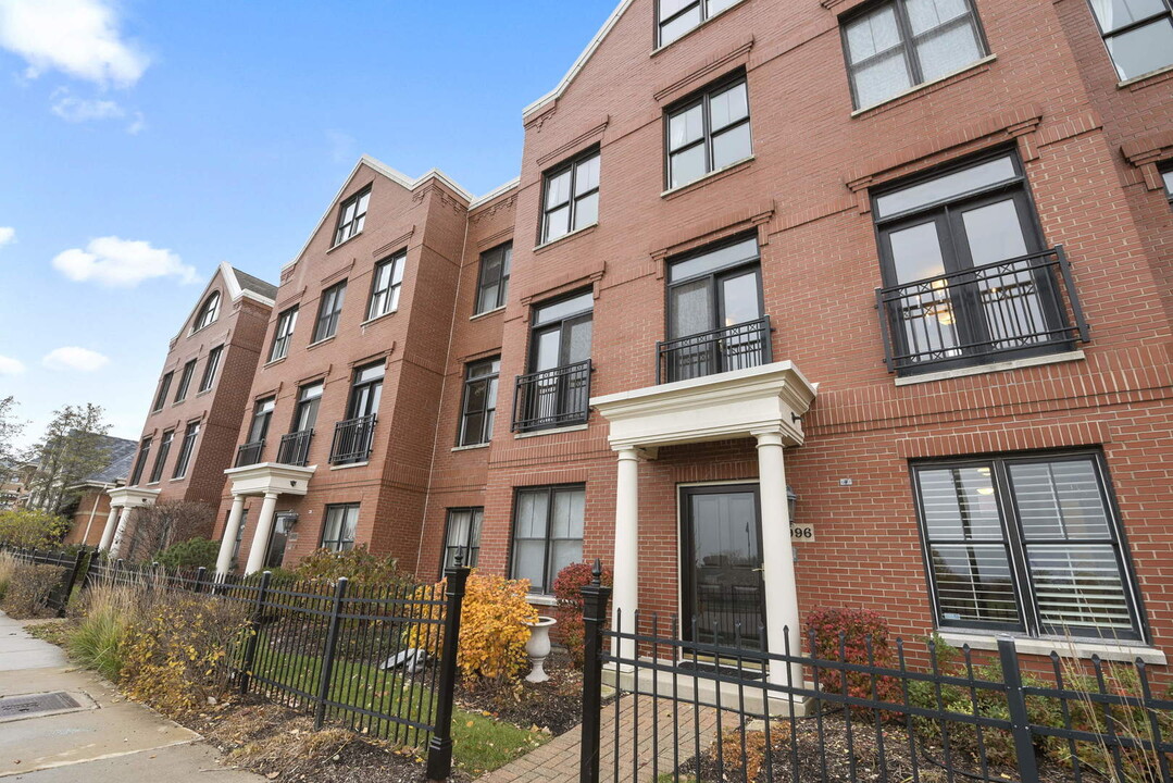 1996 Patriot Blvd in Glenview, IL - Building Photo