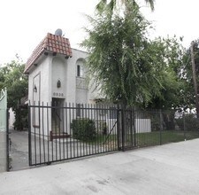 6838 Morella Ave in North Hollywood, CA - Foto de edificio - Building Photo