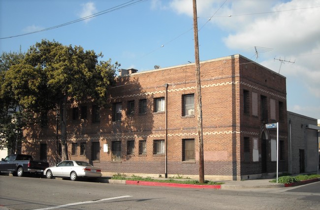 745 Stanford Ave in Los Angeles, CA - Foto de edificio - Building Photo