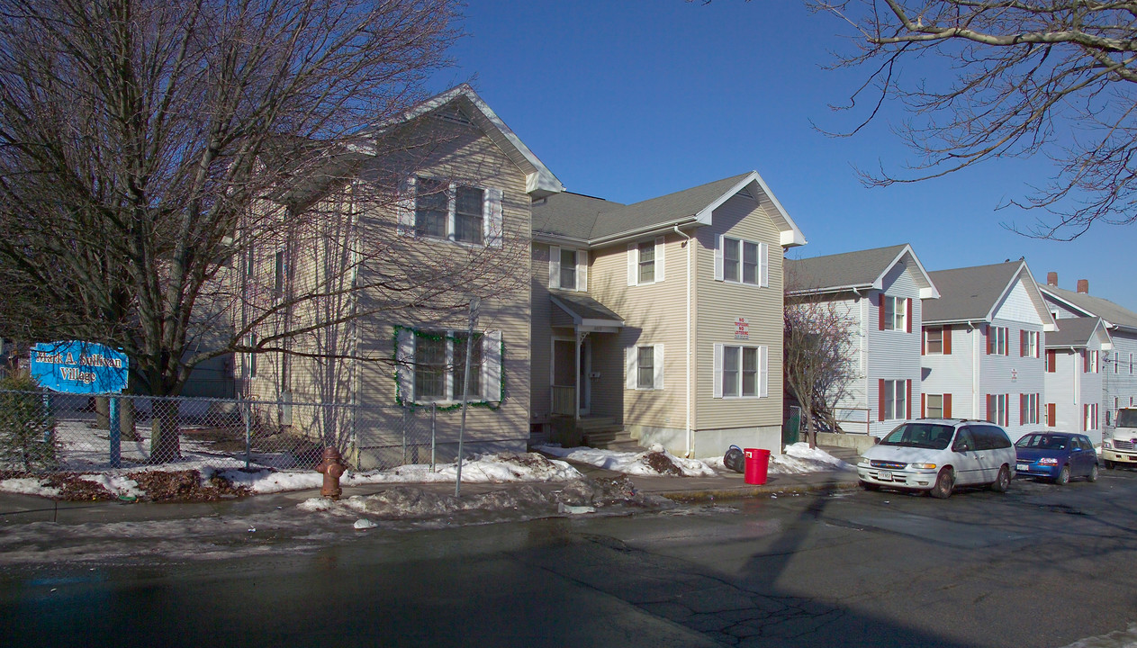 449-463 4th St in Fall River, MA - Building Photo