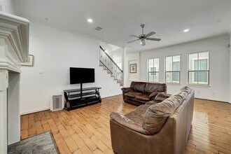 2915 Royal Oaks Green in Houston, TX - Building Photo - Building Photo