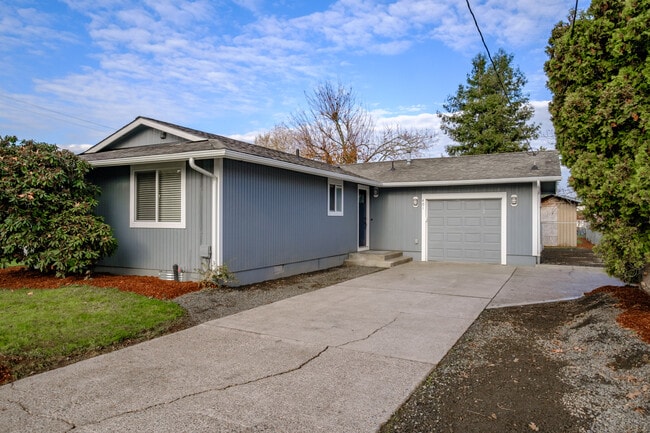 401 Whittier St in Silverton, OR - Building Photo - Building Photo