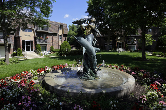 Burnwood Apartments in Lombard, IL - Foto de edificio - Building Photo