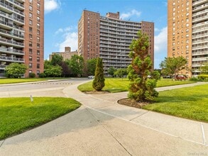 61-25 98th St in New York, NY - Building Photo - Building Photo