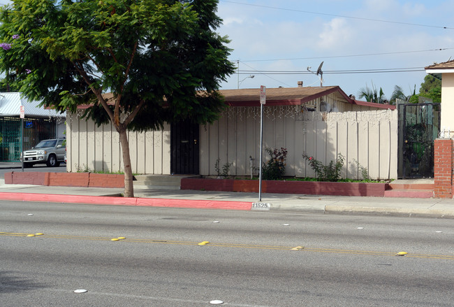 11525 Inglewood Ave in Hawthorne, CA - Building Photo - Building Photo