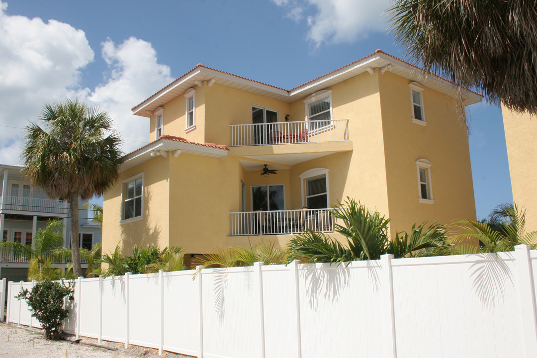 203 57th St in Holmes Beach, FL - Building Photo