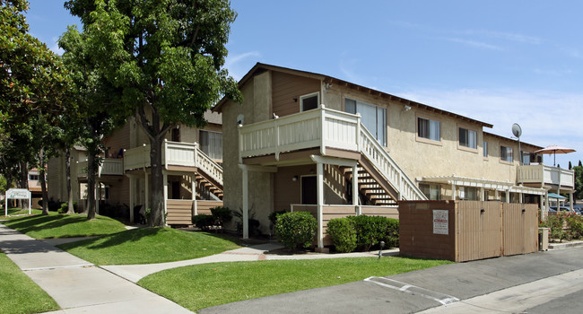 Orangewood Pines Apartments in Anaheim, CA - Foto de edificio - Building Photo