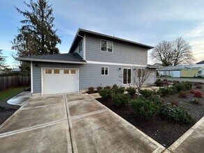 241 S Park St in Carlton, OR - Building Photo - Building Photo