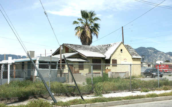 10641 San Fernando Rd in Pacoima, CA - Foto de edificio