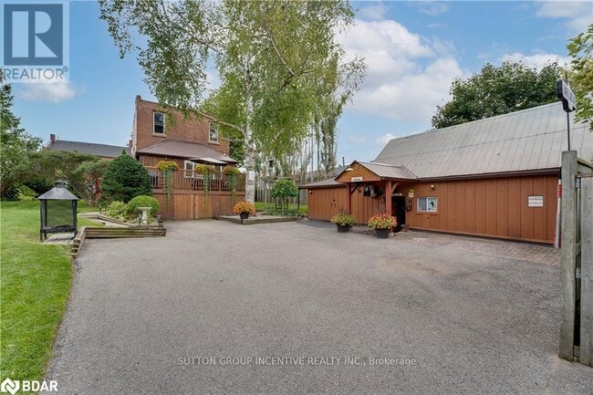 22 Queen St in Innisfil, ON - Building Photo - Building Photo