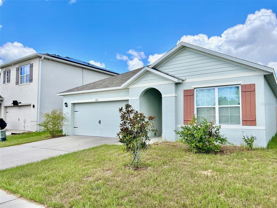 225 Ludisia Loop in Davenport, FL - Foto de edificio