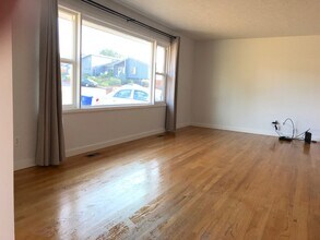 12815 NE Fremont St, Unit 1 in Portland, OR - Building Photo - Building Photo