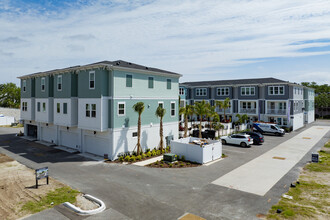 Towns at Union in St. Petersburg, FL - Building Photo - Building Photo