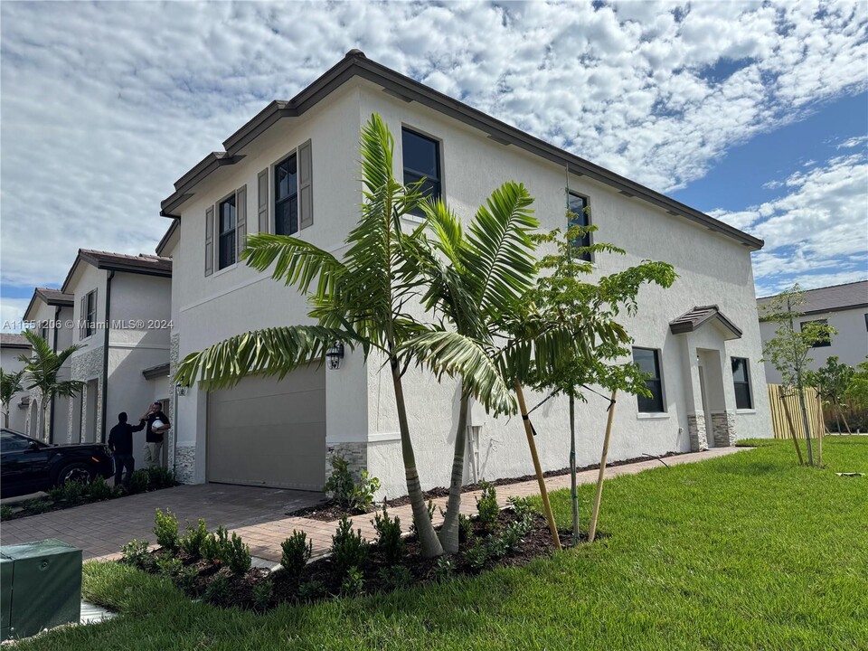 23175 SW 130th Ave in Miami, FL - Building Photo