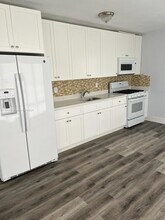 8010 Tatum Waterway Dr, Unit 4 in Miami Beach, FL - Building Photo - Building Photo