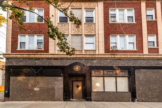 5836 W Madison St in Chicago, IL - Foto de edificio - Building Photo