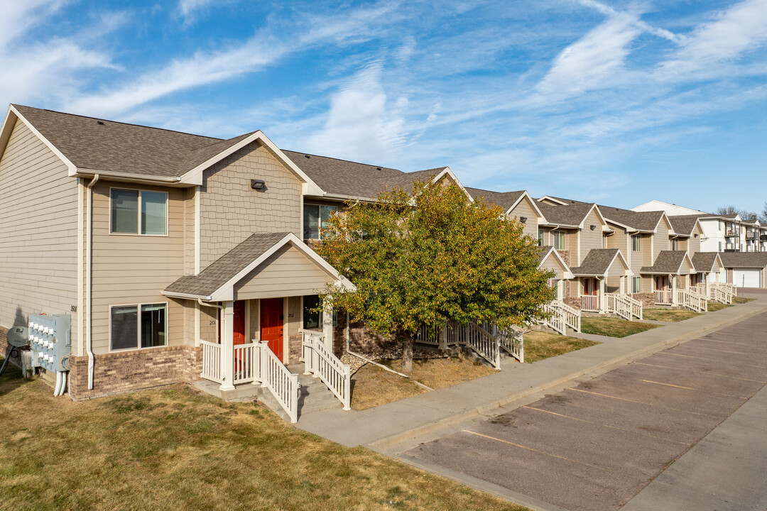 Maple Park Apartments & Townhomes in Sioux Falls, SD - Building Photo