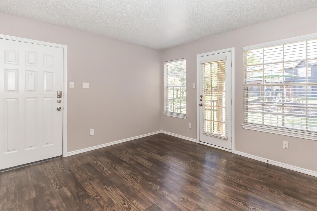 8301 Boat Club Rd in Fort Worth, TX - Building Photo