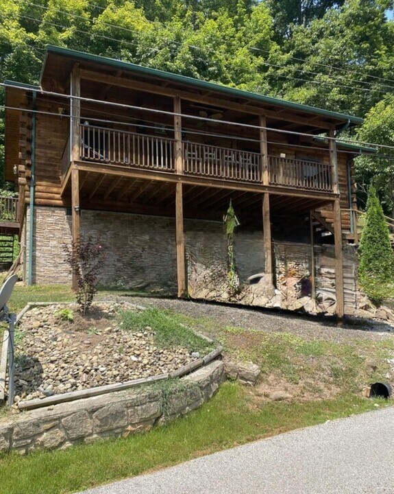 128 Lake Shore Dr in Cross Lanes, WV - Building Photo