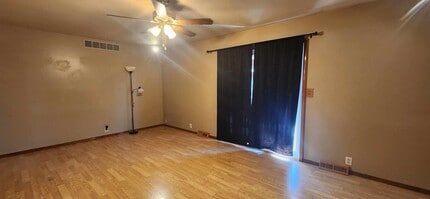 1401 Cypress Ct in Junction City, KS - Foto de edificio - Building Photo