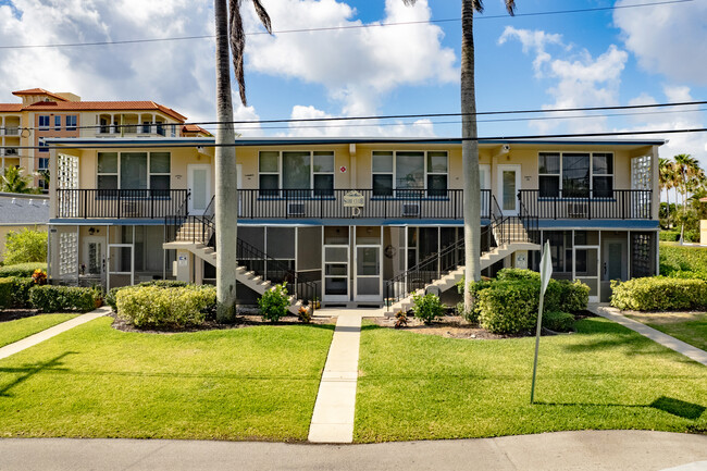 Surf Club Apartments in Deerfield Beach, FL - Building Photo - Building Photo