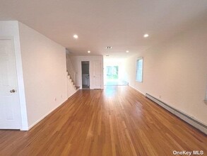 175 Manorhaven Blvd, Unit A in Port Washington, NY - Building Photo - Building Photo