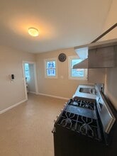 14 Maine Ave, Unit 2 in Somerville, MA - Foto de edificio - Building Photo