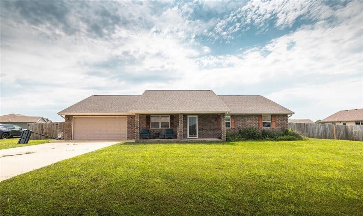 20300 London Ln in Waynesville, MO - Building Photo
