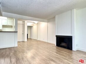 15425 Sherman Way in Los Angeles, CA - Building Photo - Building Photo