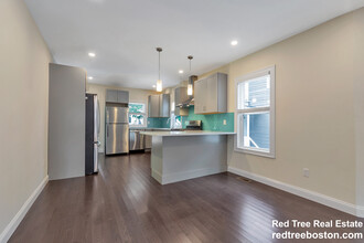 161 4th St, Unit 1 in Medford, MA - Building Photo - Building Photo