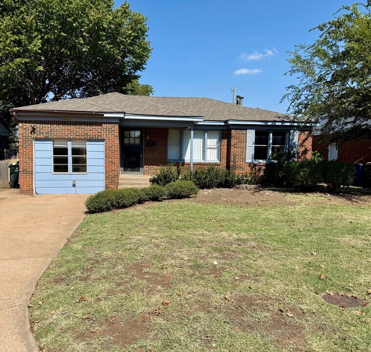 2021 Westchester Dr in The Village, OK - Building Photo