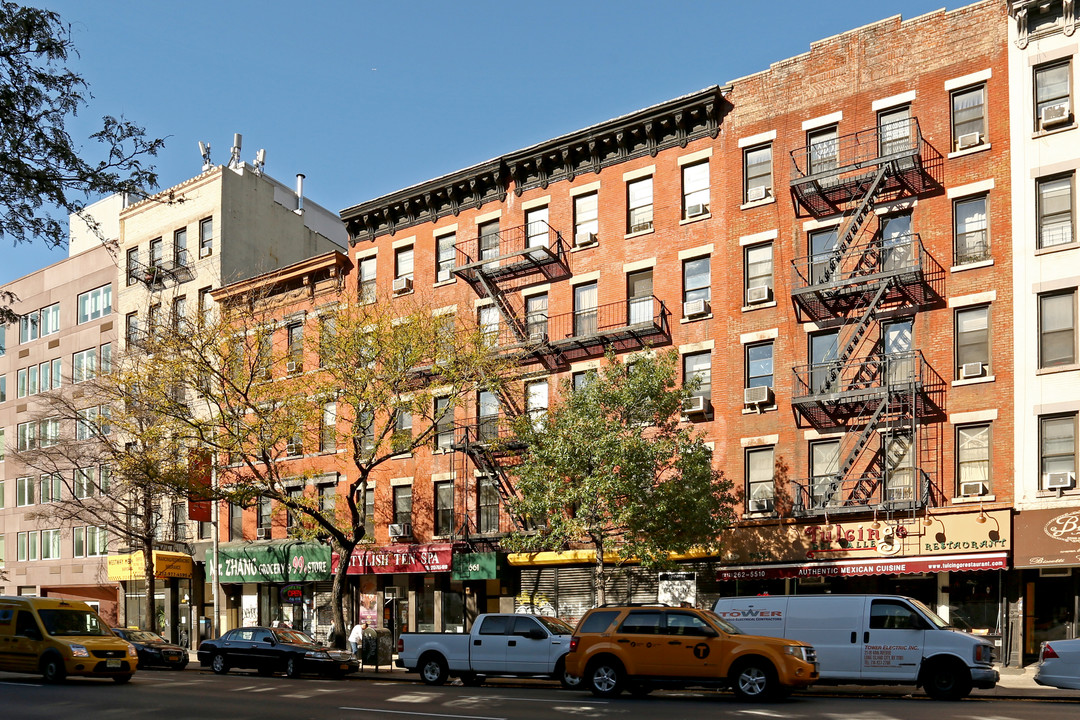 661 Tenth Ave in New York, NY - Building Photo