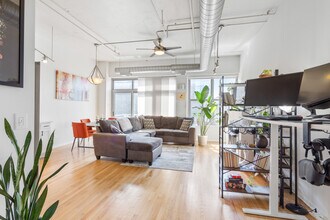 933 W Van Buren St, Unit 826 in Chicago, IL - Building Photo - Building Photo