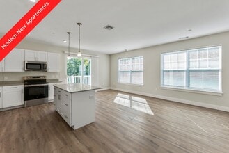 Woodview at Randolph in Randolph, MA - Foto de edificio - Building Photo