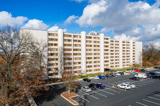 The Racquet Club Apartments in Monroeville, PA - Foto de edificio - Building Photo