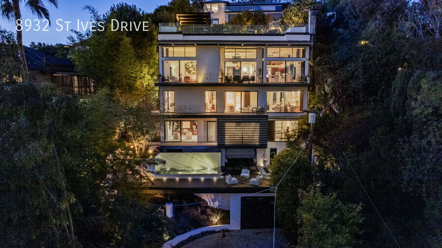 8932 St Ives Dr in Los Angeles, CA - Foto de edificio
