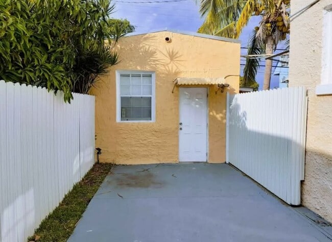 2235 SW 16th Ter, Unit Rear Studio