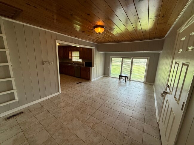 7105 Whitesburg Dr SE in Huntsville, AL - Building Photo - Building Photo