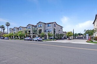 1570 W 1st St, Unit 14 in Santa Ana, CA - Building Photo - Building Photo