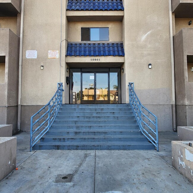 10901 Laurel Canyon Blvd, Unit 104 in San Fernando, CA - Building Photo - Building Photo