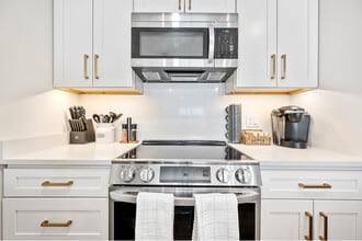 404 Oxford St N in Auburn, MA - Foto de edificio - Building Photo