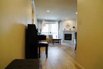 21500 Burbank Blvd, Unit 113 in Woodland Hills, CA - Foto de edificio - Building Photo