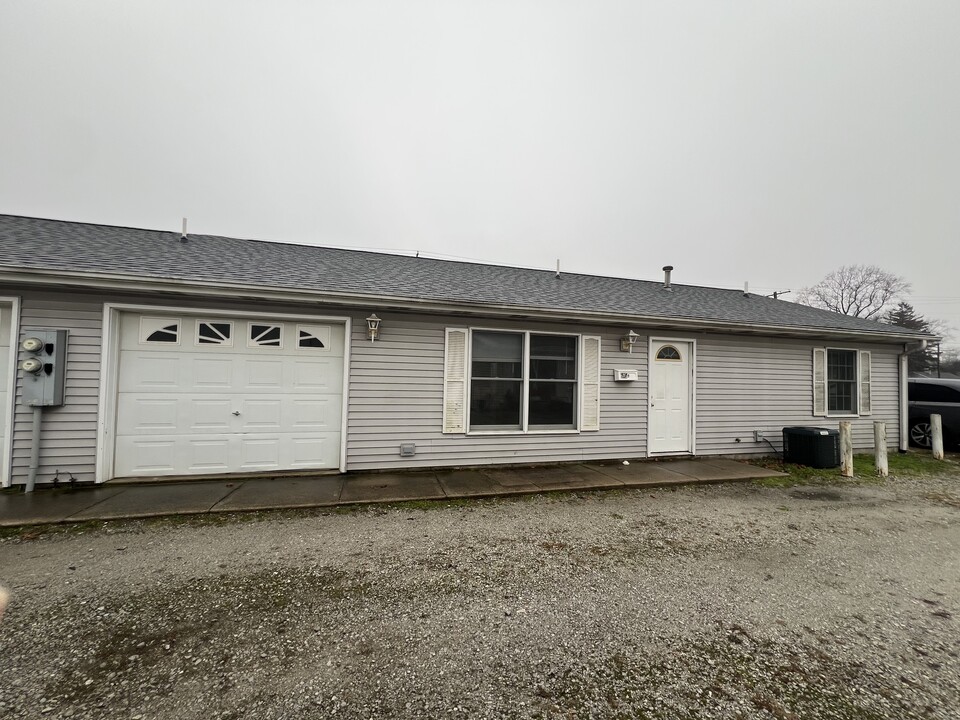 605 N Main St, Unit A Apt in Monticello, IN - Building Photo