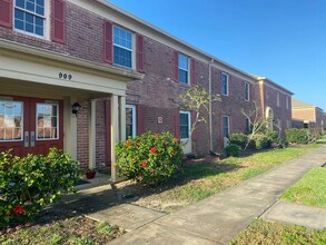 909 S Colonial Ct in Indian Harbour Beach, FL - Building Photo - Building Photo